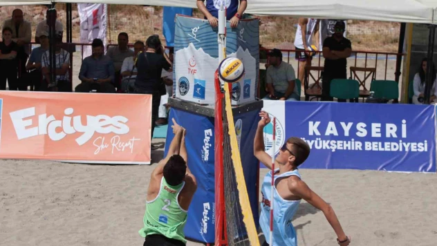 Dünyanın en yüksek plajında voleybol turnuvası başladı