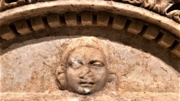 Düver Pişmiş Toprak levhası ve 4 adet sütunlu lahit parçaları yeniden Türkiye'ye getirildi