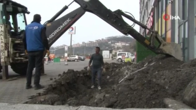 Elektrik borcu krizi inada bindi: Belediye, firmanın kapısının önünü kazdı