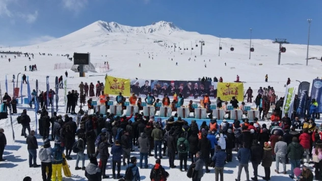 En fazla sucuk ekmeği yemek için yarıştılar