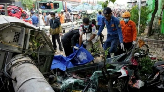 Endonezya'da kamyon otobüs durağına çarptı