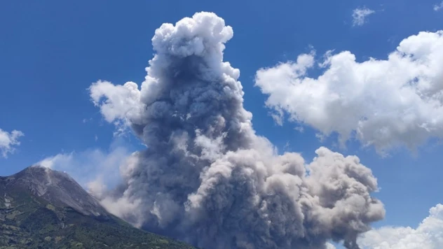 Endonezya'da Merapi Yanardağı'nda patlama