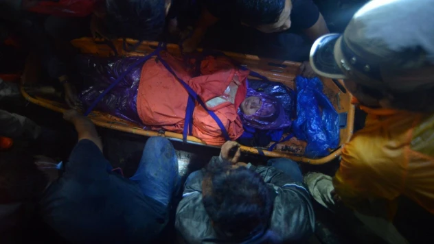 Endonezya'da yanardağ patlamasında 11 dağcı ölü bulundu