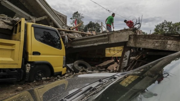 Endonezya'daki depremde hayatını kaybedenlerin sayısı 310'a yükseldi