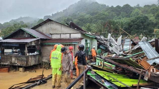 Endonezya'daki toprak kaymasında can kaybı 21'e yükseldi