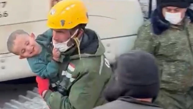 Enkazdan 159 saat sonra sağ çıkarılan 2 yaşındaki Yavuz hayata böyle gülümsedi