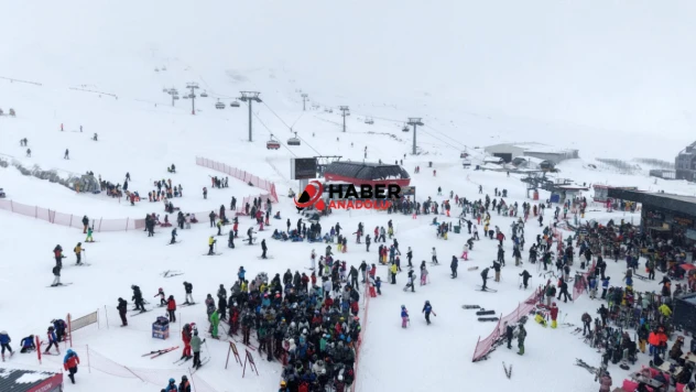 Erciyes sömestirin ilk hafta sonunda 250 bin kişiyi ağırladı