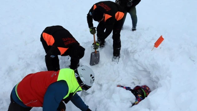 Erciyes'te gerçeğini aratmayan çığ tatbikatı