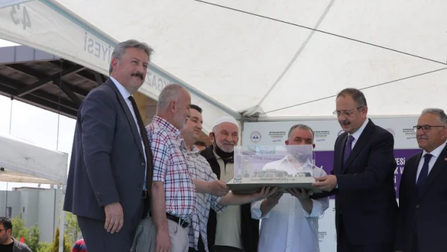 ERCİYES ÜNİVERSİTESİ'NİN İKİNCİ CAMİSİ OLAN 'HACI BAYRAM SANIK VE EVLATLARI CAMİ' İBADETE AÇILDI