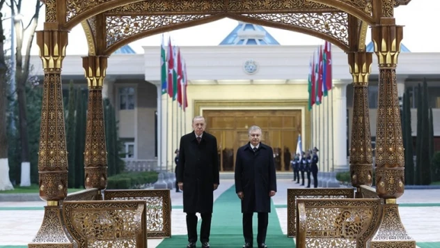 Erdoğan, Özbekistan'da resmi törenle karşılandı