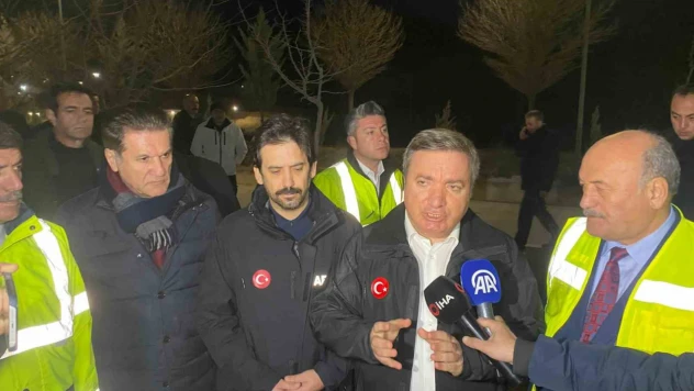 Şu anda önceliğimiz toprak altında kalan vatandaşlarımıza bir an önce ulaşmak