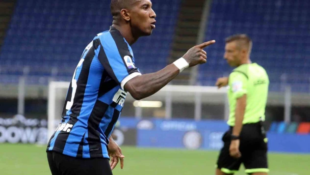 Everton, 38 yaşındaki Ashley Young'ı transfer etti