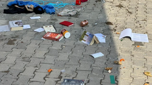 Evinde ne bulduysa dışarı attı