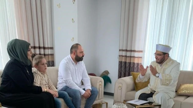 Ezan sesinden etkilenip Müslüman oldu, aynı gün oğlunu sünnet ettirdi