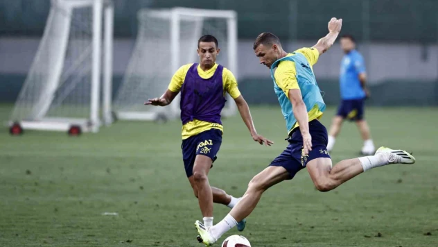 Fenerbahçe, günün ikinci antrenmanında çift kale maç yaptı
