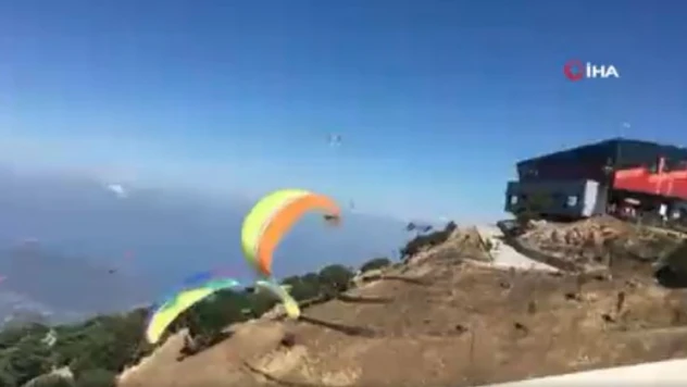 Fethiye'de birbirine dolanan paraşütçüler beton zemine çakıldı