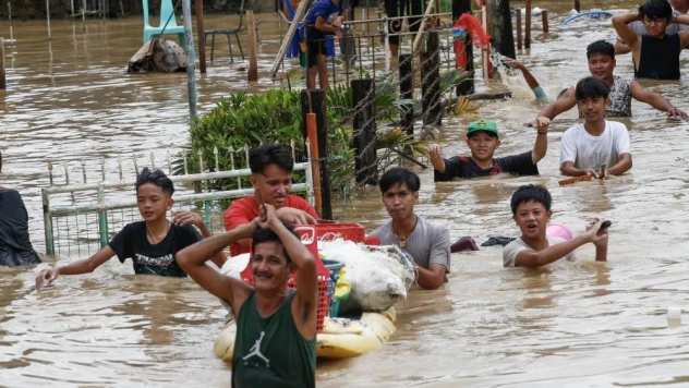 Filipinleri vuran Noru Tayfunu'nda 5 kurtarma görevlisi öldü