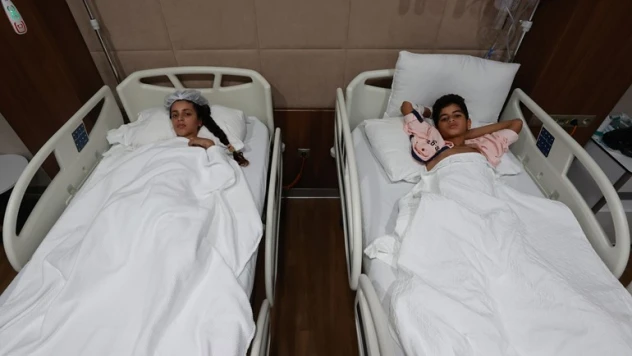 Filistinli iki kardeş  Erdoğan'ın talimatıyla tedavi için Türkiye'ye getirildi