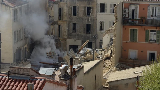 Fransa'da çöken binanın enkazında 2 kişinin cansız bedeni bulundu