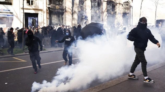 Fransa'da emeklilik reformuna karşı 12. kitlesel protesto düzenlendi