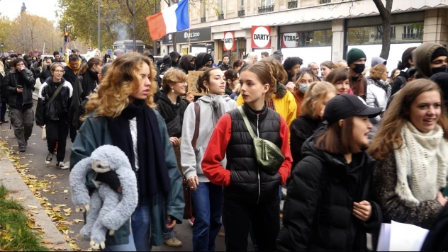 Fransa'da öğrenci ve velilerden protesto