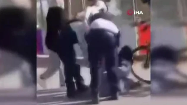 Fransa'da polis 'karşıdan karşıya geçtikleri' için başörtülü kadınları darp etti