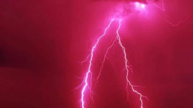 Futbol oynayan öğrencilerin üzerine yıldırım düştü