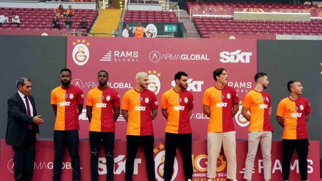 Galatasaray, yeni transferlerine taraftara açık imza töreni düzenledi