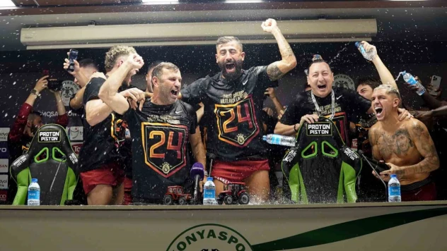 Galatasaraylı futbolculardan basın toplantısında kutlama