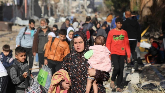 Gazze Şeridi'nin kuzeyindeki evlerinden ayrılmaya zorlanan Filistinliler geri dönüyor