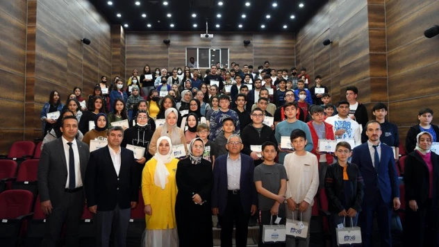 Gençlik Projesi'nde öğrencilerle buluştu