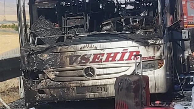 Gölbaşı'nda Seyir Halindeki Otobüs Yandı