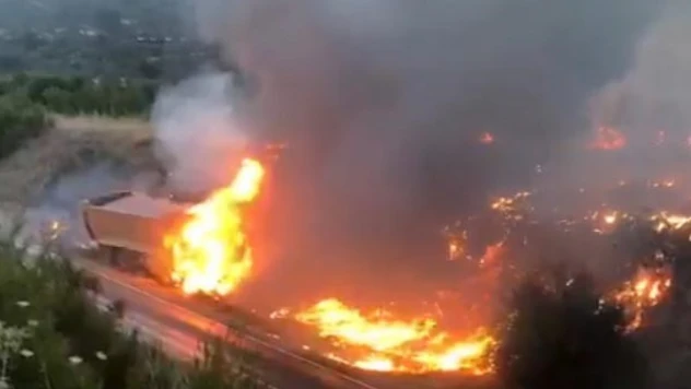 Gördes'te kamyonda çıkan yangın ormana sıçradı