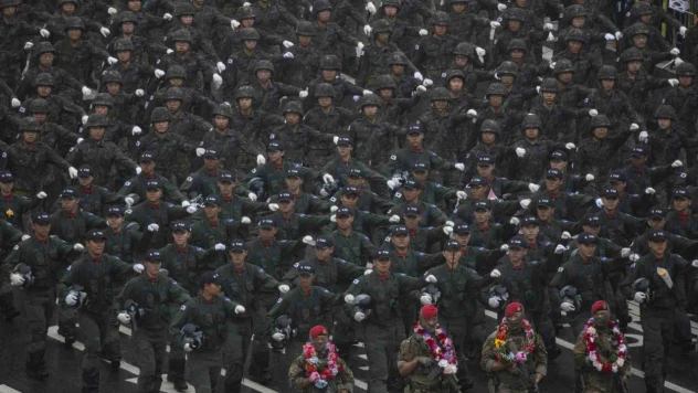 Güney Kore'den gövde gösterisi: 10 yıl sonra ilk askeri geçit töreni