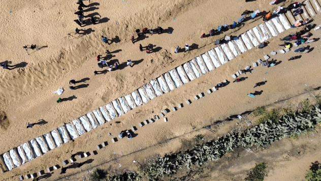 Hapishanelerinde Ölen 54 Filistinli Toplu Mezara Defnedildi