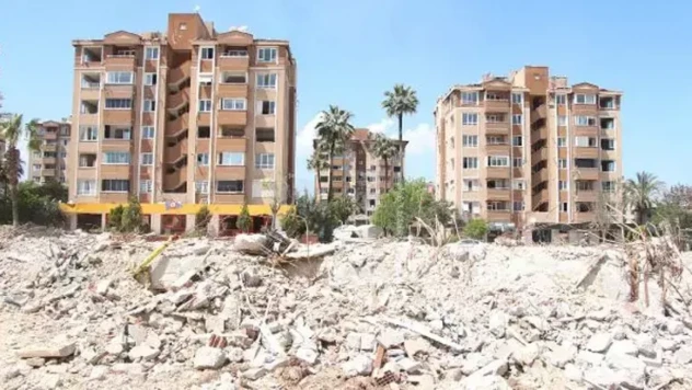 Hatay'da 370 kişinin hayatını kaybettiği sitenin müteahhidi Ankara Adliyesi'ne sevk edildi