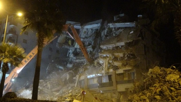 Hatay'da arama-kurtarma çalışmaları tamamlanan binalar birer birer yıkılıyor