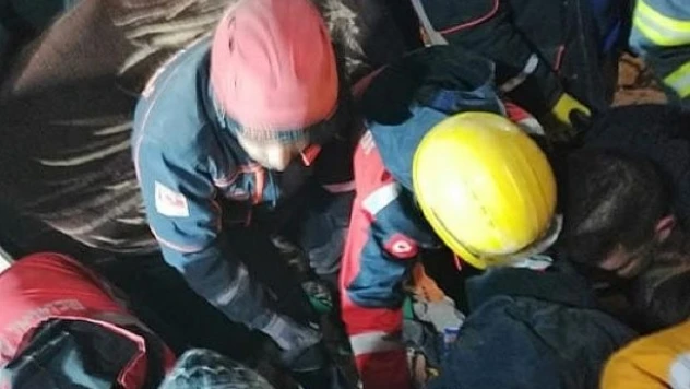 Hatay'daki Çinli ekip, Türk ekiplerle birlikte enkazdan hamile kadını sağ olarak çıkardı