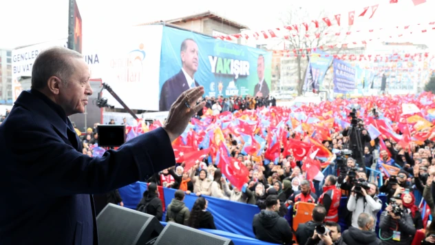 Her konuda atıp tutan adayları kendi haline bırakın, varsın onlar kendi tiyatrolarını çeviredursunlar