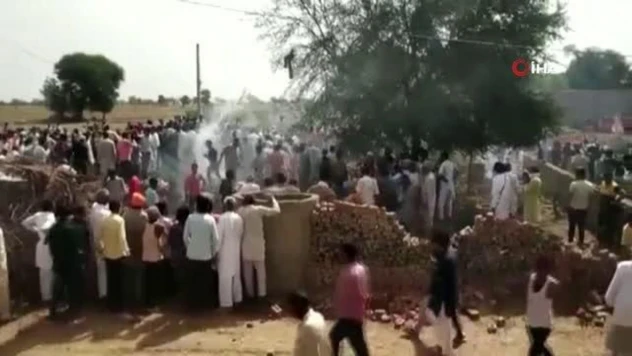 Hindistan'da savaş uçağı evin üzerine düştü: 3 ölü