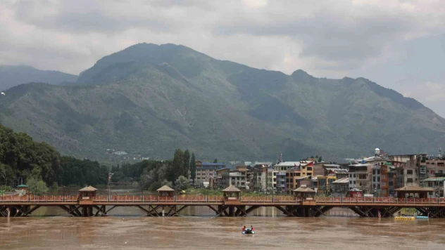 Hindistan'da sel ve toprak kaymasında can kaybı 22'ye yükseldi