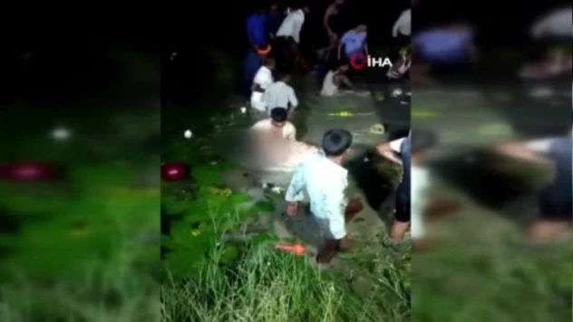 Hindistan'da traktör gölete düştü: 22 ölü