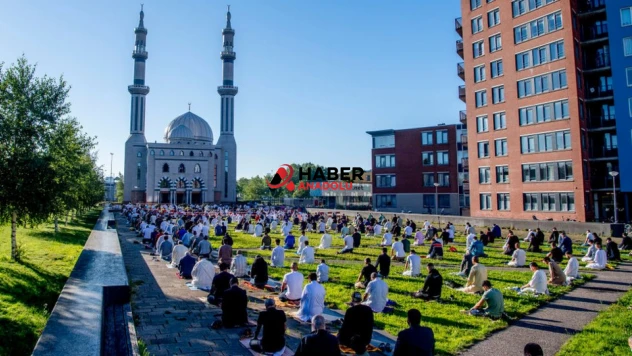 Hollanda'da 'Cami Takibi' Skandalı