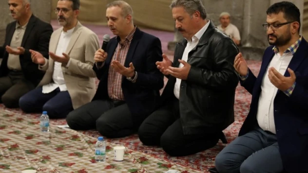 Hunat Camii'nde vatandaşlar sahur sofrasında buluştu