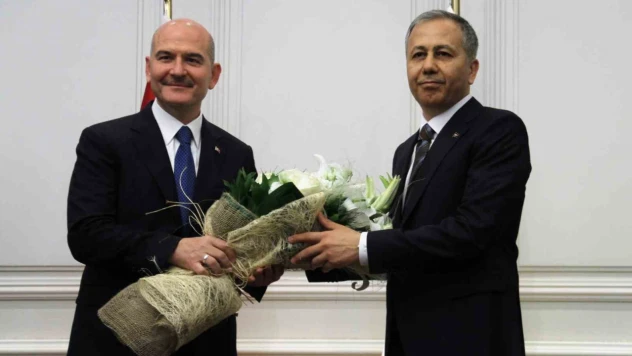 İçişleri Bakanlığında devir teslim töreni: Yeni Bakan Yerlikaya, görevi Soylu'dan devraldı
