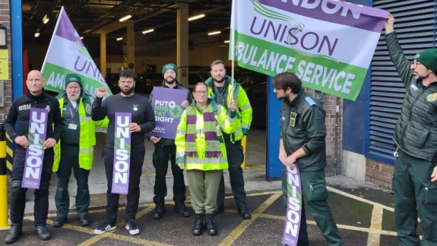 İngiltere'de ambulans çalışanları grevde