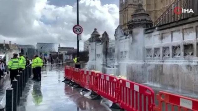 İngiltere'de parlamento binasına boyalı saldırı