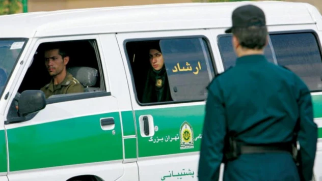 İran'da ahlak polisinin darp ettiği iddia edilen genç kız hayatını kaybetti