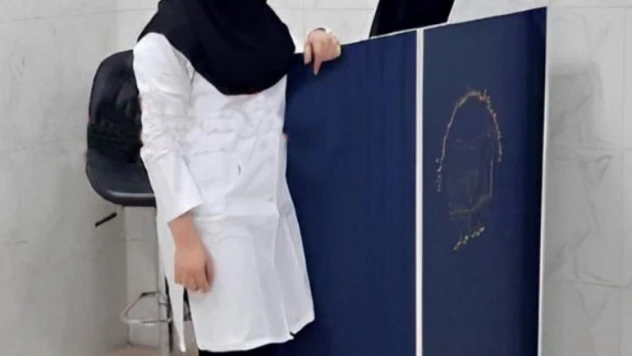 İran'daki gösterilerde ölen genç kadının cenazesinde protesto