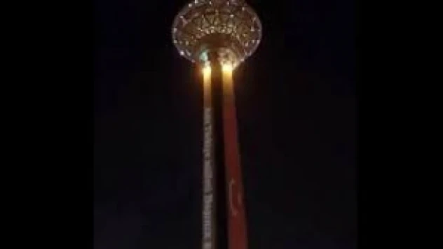 İran'ın en yüksek kulesi, depremde hayatını kaybedenlerin anısına Türk bayrağıyla aydınlatıldı